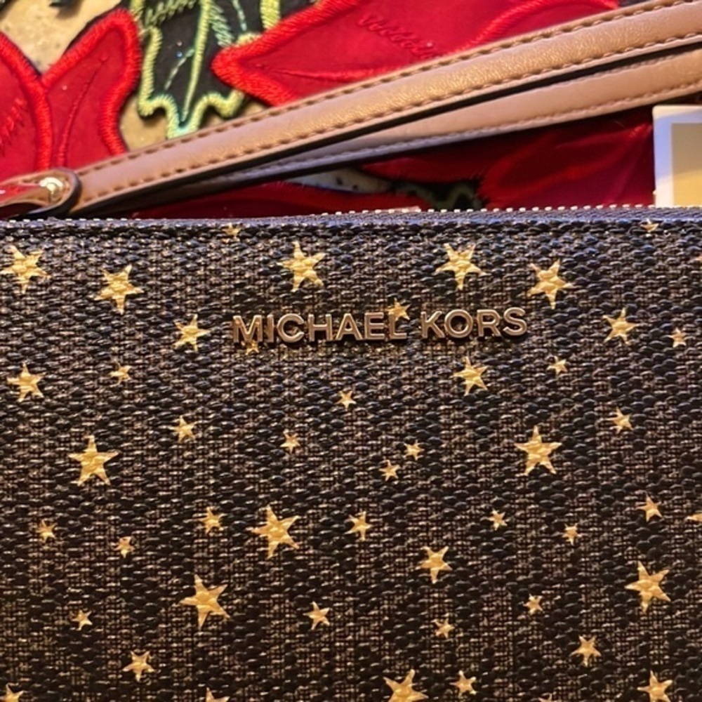 Brand New Michael Kors Phone Case Wristlet Zip Pockets Wallet Brown Gold Stars - Picture 4 of 15